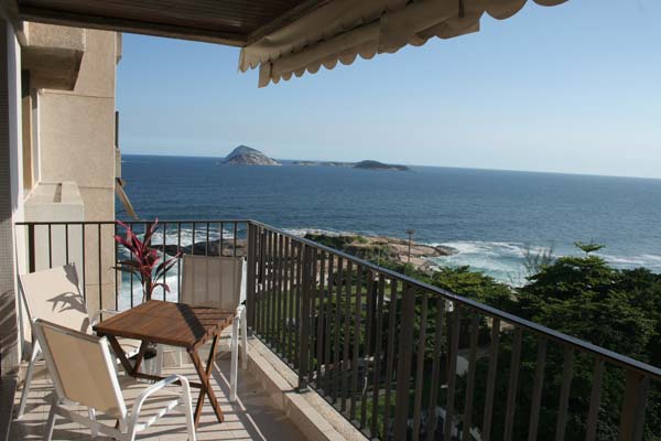 Luxurious 2 bedroom apartment with a balcony and an amazing view over the Ipanema beach